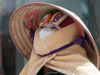 Nắng nóng Hà Nội đỉnh điểm: Những hình ảnh muôn kiểu chống nóng để mưu sinh ở Hà Nội