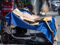 Nắng nóng Hà Nội đỉnh điểm: Những hình ảnh muôn kiểu chống nóng để mưu sinh ở Hà Nội