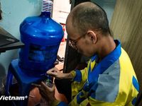 Hành trình 'bám đường' của tài xế công nghệ trong đợt nắng nóng như thiêu đốt ở Thủ đô