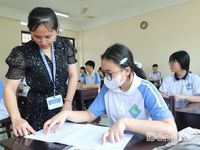 Thí sinh Đồng Tháp phấn khởi trong buổi làm thủ tục dự thi tuyển sinh lớp 10