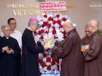 Ngài Giuse Nguyễn Năng và phái đoàn Tòa Tổng Giám mục TGP TP.HCM chúc mừng Đại lễ Phật đản Phật lịch 2570