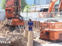 Hà Nội: Công nhân căng mình trong nắng nóng thi công các dự án trọng điểm