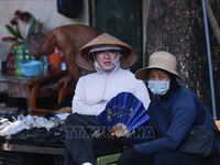 Người lao động chợ Đồng Xuân vật lộn với nắng nóng hơn 40 độ C