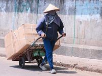 Người lao động chợ Đồng Xuân vật lộn với nắng nóng hơn 40 độ C