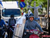 Công nhân, người lao động 'phơi mình' mưu sinh giữa trời nắng như thiêu