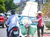 Công nhân, người lao động 'phơi mình' mưu sinh giữa trời nắng như thiêu