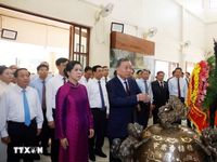 Tổng Bí thư, Chủ tịch nước dâng hương tưởng niệm Chủ tịch Hồ Chí Minh tại Thái Lan
