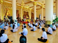 Bát quan trai và 'cơn khát khoảng lặng' của người trẻ trong mùa Phật đản