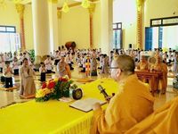Bát quan trai và 'cơn khát khoảng lặng' của người trẻ trong mùa Phật đản
