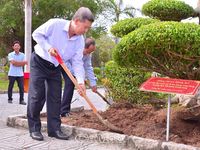 Trưởng ban Nội chính Trung ương Lê Minh Trí dâng hương Bác Hồ tại Khu tưởng niệm Người ở Cà Mau