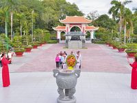 Trưởng ban Nội chính Trung ương Lê Minh Trí dâng hương Bác Hồ tại Khu tưởng niệm Người ở Cà Mau