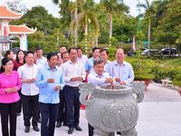 Trưởng ban Nội chính Trung ương Lê Minh Trí dâng hương Bác Hồ tại Khu tưởng niệm Người ở Cà Mau