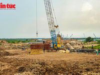 Cầu Hồng Hà trên sông Hồng dần lộ diện sau hơn 6 tháng thi công