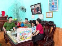 Trao quà cho các em nhỏ khó khăn dịp Quốc tế Thiếu nhi 1/6