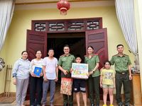 Trao quà cho các em nhỏ khó khăn dịp Quốc tế Thiếu nhi 1/6