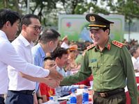 Những hình ảnh ấn tượng về nụ cười, ánh mắt người dân cùng Công an Thủ đô vì 'Tổ quốc bình yên' bên hồ Gươm