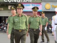 Những hình ảnh ấn tượng về nụ cười, ánh mắt người dân cùng Công an Thủ đô vì 'Tổ quốc bình yên' bên hồ Gươm