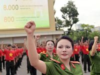 Những hình ảnh ấn tượng về nụ cười, ánh mắt người dân cùng Công an Thủ đô vì 'Tổ quốc bình yên' bên hồ Gươm