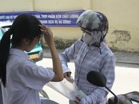 Thi vào lớp 10 ở Hà Nội: Thí sinh bắt đầu làm bài thi môn Ngoại ngữ