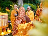 Hàng ngàn người tham gia rước Phật từ Quốc tự Diệu Đế lên Tổ đình Từ Đàm