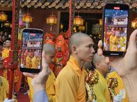 Hàng ngàn người tham gia rước Phật từ Quốc tự Diệu Đế lên Tổ đình Từ Đàm