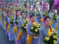 Hàng ngàn người tham gia rước Phật từ Quốc tự Diệu Đế lên Tổ đình Từ Đàm