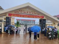 Hơn 3.300 thí sinh 'đội mưa' làm thủ tục dự thi vào lớp 10 tại Đắk Lắk