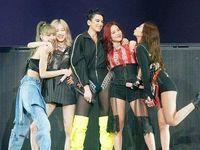 Dua Lipa tổ chức lễ cưới giản dị cùng bạn trai Callum Turner tại London