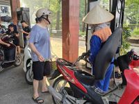 Người dân Hà Nội đổ xăng sinh học E10 trong ngày chính thức mở bán đại trà