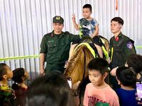 Lực lượng mô tô dẫn đoàn và Cảnh sát cơ động Kỵ binh gây ấn tượng trên các tuyến phố