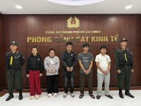 Đột kích xưởng sản xuất hàng vạn đôi dép giả nhãn hiệu Nike, Adidas, Gucci