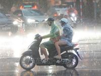 Hà Nội đón 'cơn mưa vàng' giải nhiệt