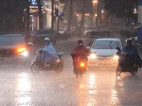 Hà Nội đón 'cơn mưa vàng' giải nhiệt