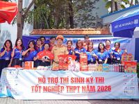 Sinh viên tình nguyện tiếp sức sĩ tử trên từng cây số