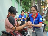 Độc đáo tiếp sức mùa thi bằng nhiều thứ tiếng