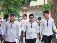 Phó Chủ tịch UBND tỉnh Nghệ An động viên thí sinh tham dự Kỳ thi tốt nghiệp THPT