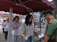 'Cửa từ' nhắc thí sinh không mang điện thoại, tài liệu vào phòng thi