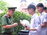 'Cửa từ' nhắc thí sinh không mang điện thoại, tài liệu vào phòng thi