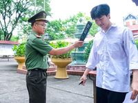 'Cửa từ' nhắc thí sinh không mang điện thoại, tài liệu vào phòng thi