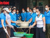 Người dân ngoại thành Hà Nội nấu cơm miễn phí tiếp sức thí sinh