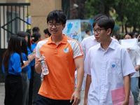 Hoàn thành ngày thi tốt nghiệp THPT đầu tiên, thí sinh tự tin đạt 10 điểm môn Toán