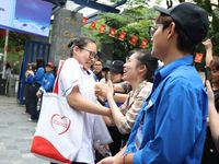Thi tốt nghiệp THPT 2026: Kết thúc môn Toán, sĩ tử 'thở phào'