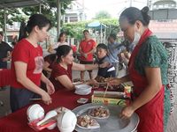 Thi tốt nghiệp THPT 2026: Người dân chung tay, mời 300 thí sinh 'ăn cỗ' ngay sau môn thi đầu tiên