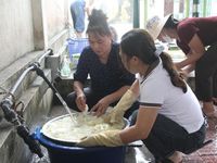 Thi tốt nghiệp THPT 2026: Người dân chung tay, mời 300 thí sinh 'ăn cỗ' ngay sau môn thi đầu tiên
