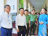 Lãnh đạo UBND Thành phố Hồ Chí Minh động viên thí sinh dự thi tốt nghiệp trung học phổ thông