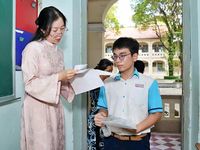 Lãnh đạo UBND Thành phố Hồ Chí Minh động viên thí sinh dự thi tốt nghiệp trung học phổ thông