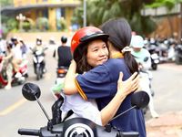 Gửi trọn niềm tin qua những cái ôm nơi cổng trường thi tốt nghiệp THPT 2026