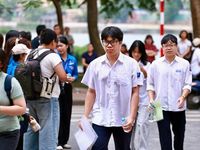 Gửi trọn niềm tin qua những cái ôm nơi cổng trường thi tốt nghiệp THPT 2026
