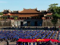 Hơn 2.000 thanh niên đồng diễn ấn tượng, khởi động chặng 2 Hành trình 'Tôi yêu Tổ quốc tôi' tại Huế