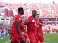 Cyle Larin cứu rỗi Canada trong ngày Jonathan David vô duyên trước Bosnia